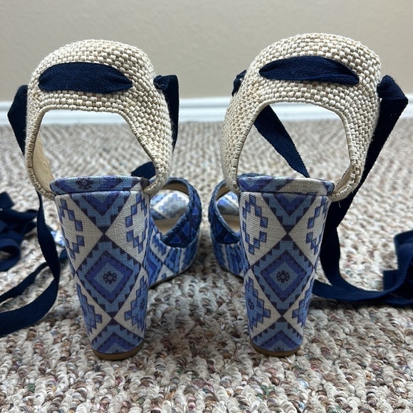 THEODORA & CALLUM X STUART WEITZMAN BIARRITZ HOLIDAY BLUE AZTEC PRINT WEDGE - Picture 4 of 11
